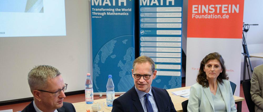 Wissenschaftssenator Michael Müller (SPD) mit Marion Müller (r.), Operative Gesamtverantwortung der Einstein Stiftung Berlin.
