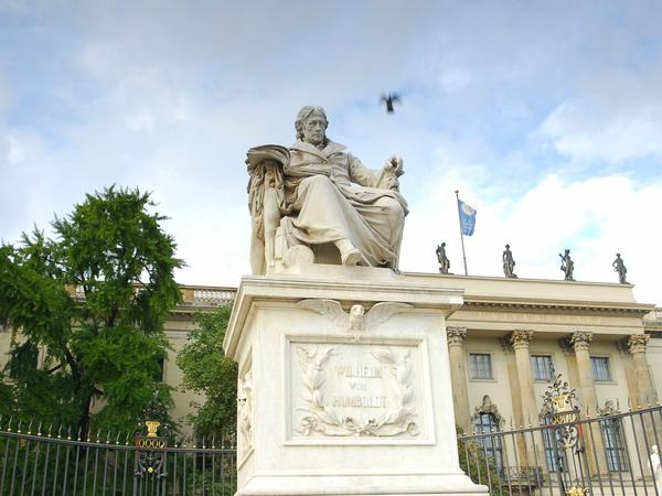 Statue Wilhelm von Humboldts mit einem aufgeschlagenen Buch vor der Universität.