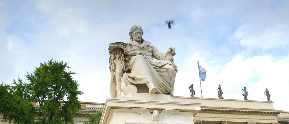 Wilhelm von Humboldt-Statue vor dem Hauptgebäude der Humboldt-Universität zu Berlin.