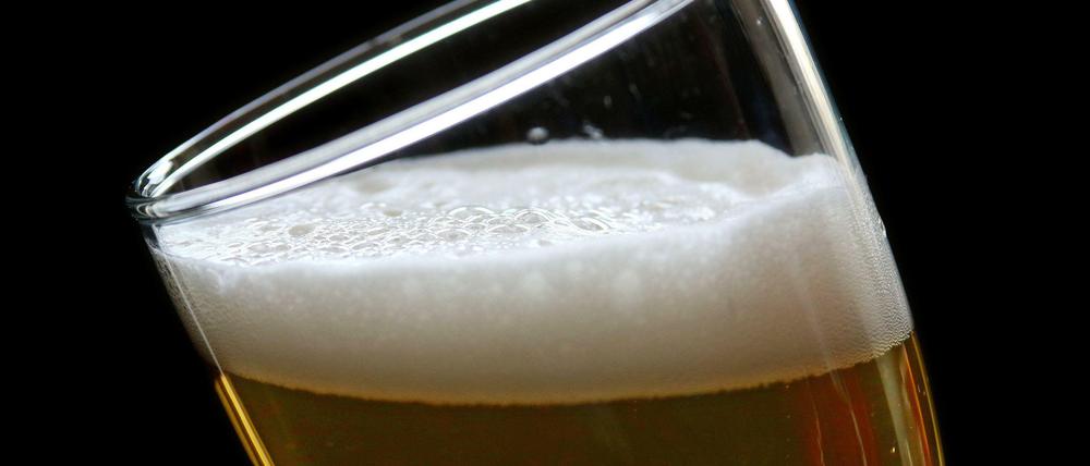 Schaum auf Bier oder Kaffee reduziert die Wahrscheinlichkeit, dass die Flüssigkeit überschwappt. 