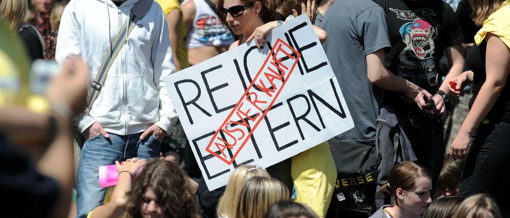 2009 protestieren Studierende in Berlin gegen Defizite in der Studienfinanzierung - mit einem Plakat, auf dem "Reiche Eltern - Ausverkauft" steht.
