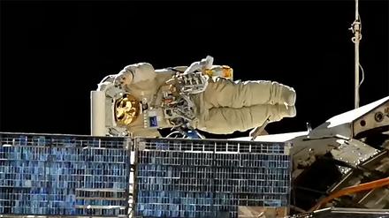 Kosmonaut Petelin baute Kommunikationsgeräte auf dem Roscosmos-Segment der Internationalen Raumstation an.