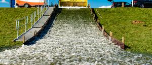 18.000 Liter auf fünf Meter Breite simulieren eine zwei Meter hohe Flutwelle.