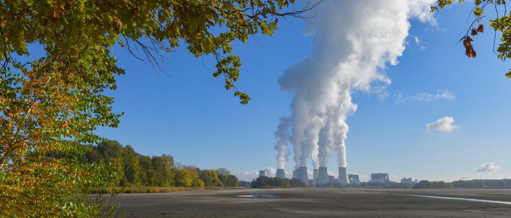 Wasserdampf steigt aus den Kühltürmen des Braunkohlekraftwerkes Jänschwalde der Lausitzer Energie Bergbau AG (LEAG).
