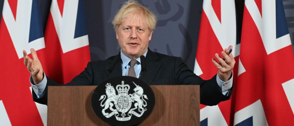 Boris Johnson steht gestikulierend an einem Rednerpult.