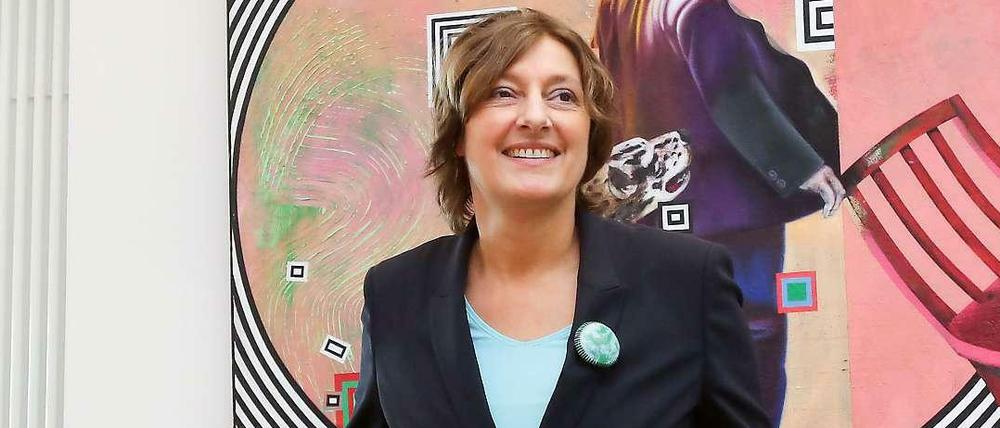 Britta Ernst greift lachend nach der Lehne eines Bürostuhls im Kieler Landtag.