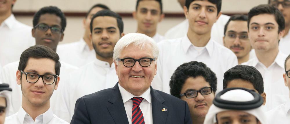 2008 rief Frank-Walter Steinmeier, damals Außenminister, die Partnerschulinitiative ins Leben. Hier ist er mit Schülern der Tariq bin Ziyad Independent Secondary School for Boys in Doha bei der Verleihung einer PASCH-Plakette zu sehen. 2014 wurde sie die erste PASCH-Schule in Katar.