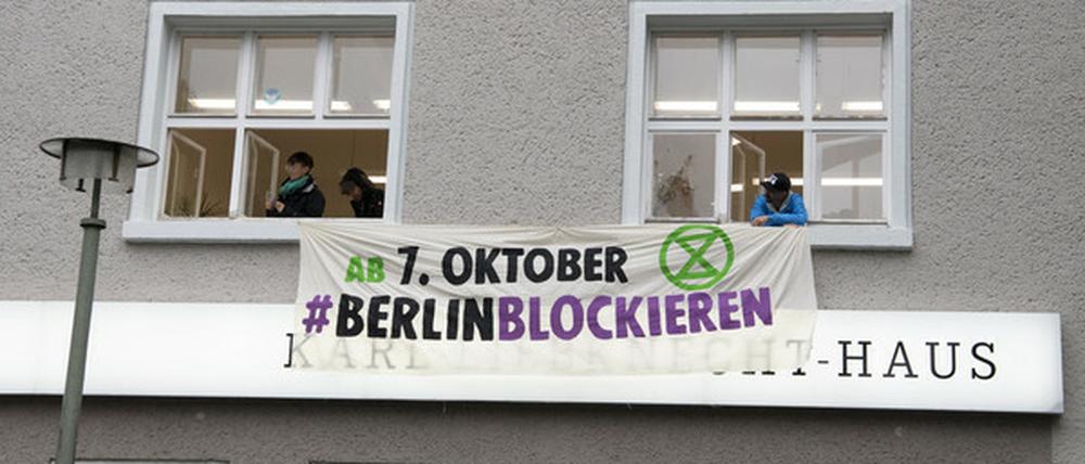 An der Parteizentrale der Linken in Berlin hängt ein Transparent mit der Aufschrift "Ab 7. Oktober Berlin blockieren".