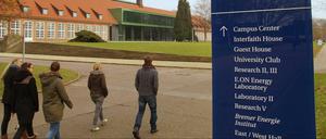 Studierende auf dem Campus der Jacobs University Bremen.