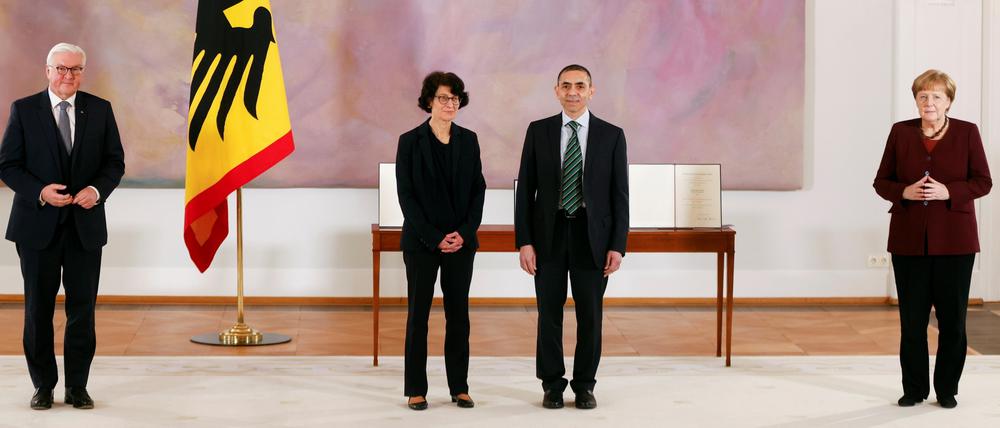 Von links nach rechts: Bundespräsident Frank-Walter Steinmeier, die Biontech-Gründer Özlem Türeci und Uğur Şahin und die Bundeskanzlerin Angela Merkel.