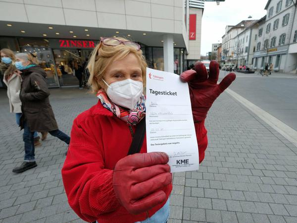 Eine Anwohnerin in der Modellstadt Tübingen mit einem Tagesticket beim Einkaufen.