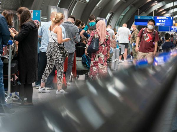 Teststress: Am Frankfurter Flughafen warten Passagiere in langen Schlangen auf einen kostenlosen Corona-Test. 