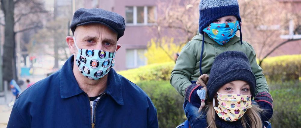 Eine Familie in Berlin ist mit selbstgenähten Schutzmasken unterwegs.