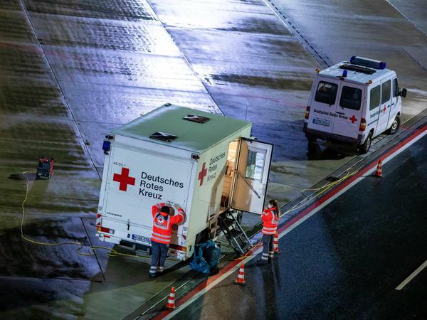 Rettungsdienst am Flughafen Hannover. Ein Passagier aus Großbritannien ist Corona-positiv.