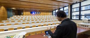 Ein Professor der Ecole Polytechnique zeichnet in einem leeren Hörsaal seine Vorlesung auf.