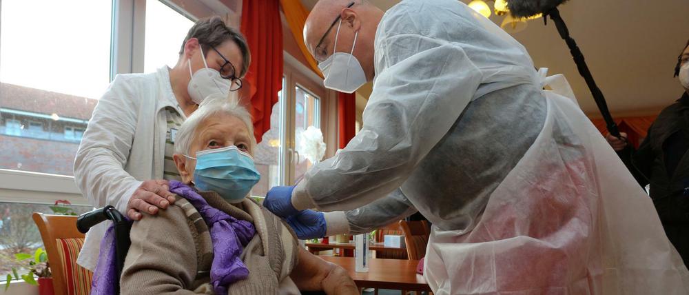 Eine 101-jährige Heimbewohnerin in Halberstadt erhielt den ersten Corona-Impfstoff in Deutschland.