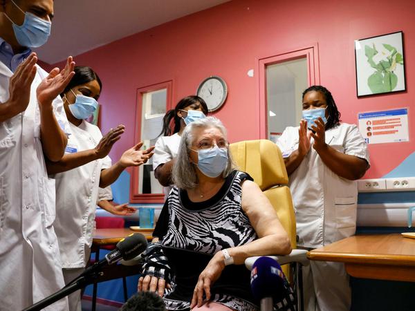 Frankreich, Servan: Das Personal im René-Muret Krankenhaus applaudiert, nachdem die 78-jährige Mauricette als erste Frau in Frankreich gegen Corona geimpft wurde. 