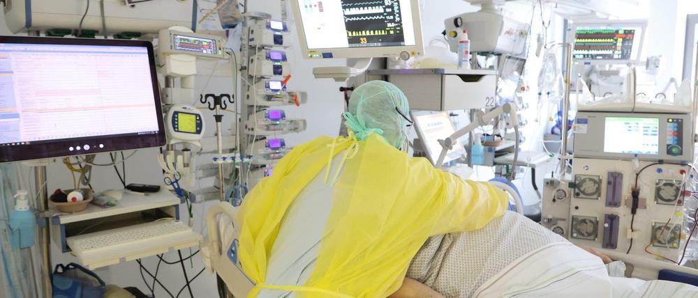 Ein Oberarzt untersucht einen Patienten auf der Covid 19 Intensivstation in Thüringen.