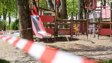 Ein gesperrter Spielplatz an der Innpromenade in Passau. Die Spielplätze in Bayern sind weiterhin gesperrt, um die weitere Ausbreitung des Coronavirus einzudämmen.