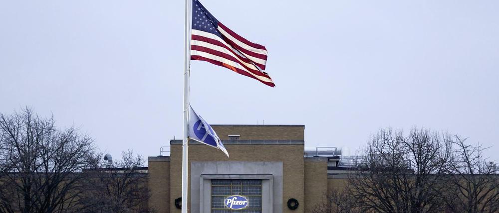 Eine US Flagge vor der Produktionsstätte von Pfizer Global Supply Kalamazoo. Der COVID-19-Impfstoff von Biontech/Pfizer hat eine Zulassung erhalten. 