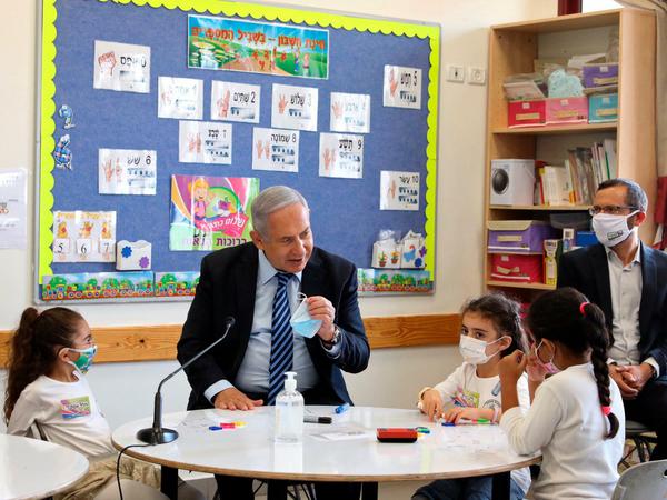 Premier Benjamin Netanjahu besuchte am Dienstag eine Schule.
