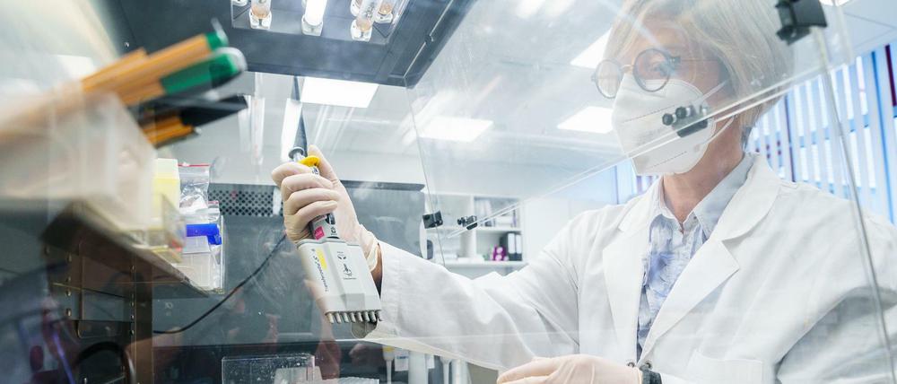 Das Unternehmen Bioscientia, eines der größten Labore in Deutschland, hilft mit Sequenzer-Automaten bei der Suche nach Corona-Mutanten.