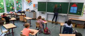 Schülerinnen und Schüler der Klasse 4c der Robert-Schumann-Grundschule sitzen mit Abstand zueinander im Unterricht.