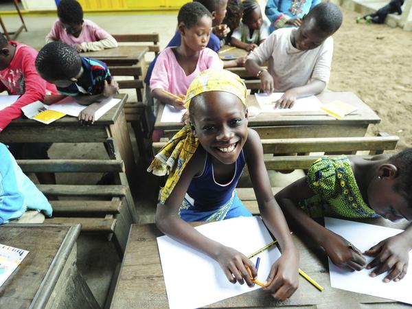 Bildung gilt als Schlüssel: Je mehr Schulbildung Mädchen erhalten, desto häufiger haben sie Zugang zu bezahlter Arbeiten - und desto mehr sinkt auch die Geburtenrate (im Bild eine Schule in der Elfenbeinküste).
