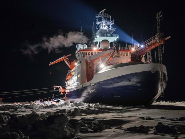 Ein Jahr lang von Herbst 2019 bis Herbst 2020 war die „Polarstern“ an einer Eisscholle angedockt quer durch das Nordpolarmeer gedriftet.