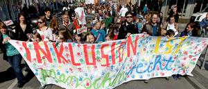 In Frankfurt am Main demonstrierten kürzlich Eltern und Kinder für mehr Inklusion.