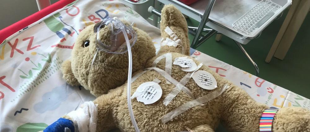 Der Teddy auf dem OP. Mit einem Spielzimmer als OP lernen die kleinen Patienten, was sie im Neuen Kinderkrankenhaus von Helsinki erwartet.