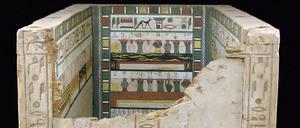 Fundstück. Im Jahr 2007 entdeckte ein Team vom Deutschen Archäologischen Institut (DAI) den 3800 Jahre alten Sarg der Geheset, der Ehefrau des ägyptischen Richters Imeni. 
