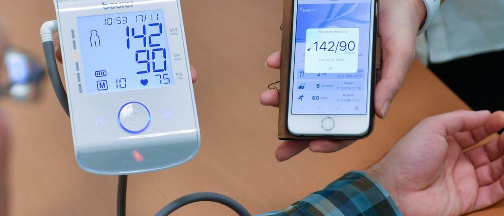 Den Blutdruck zu Hause messen und drahtlos per Smartphone an einen Arzt übertragen: Solche Szenarien könnten in Zukunft Normalität werden.