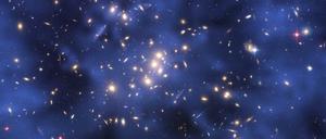 Wenn man sie doch nur so sehen könnte: Die hier blau dargestellte Dunkle Energie, die das Weltall expandieren lassen soll, hat ein Computer errechnet und über das Bild des Weltraumteleskops „Hubble“ eines fünf Milliarden Lichtjahre entfernten Galaxienhaufens im Sternbild Fische gelegt. 