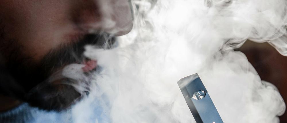Eine E-Zigarette des Herstellers Juul Lab: in den USA künftig ohne Gurken-Aroma.