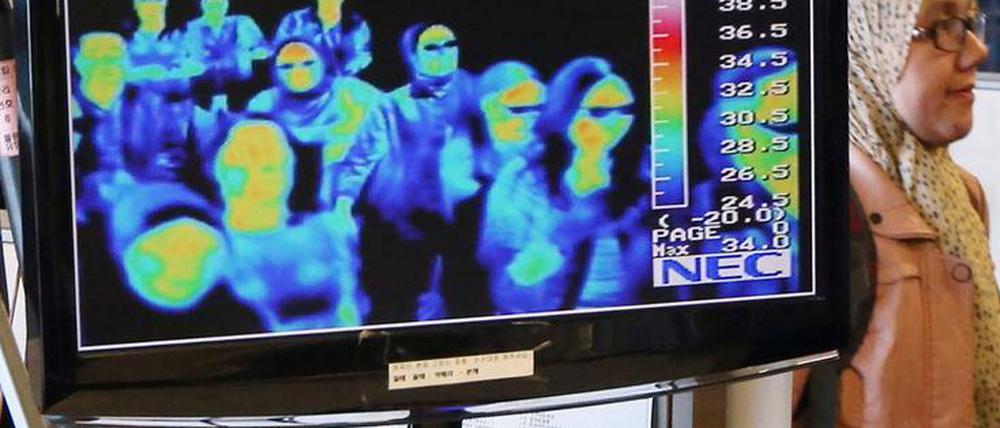 Ein Wärmekamera-Monitor zeigt die Körpertemperatur von Passagieren aus Übersee am Flughafen von Incheon in Südkorea. Seit der Sars-Epidemie vor fast zwei Jahrzehnten wird vielerorts in Asien solche Technik eingesetzt, um unter Reisenden fiebernde Menschen zu identifizieren.