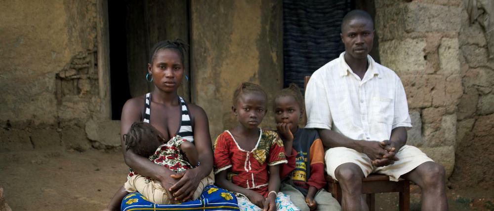 Wo alles begann. In dem Dorf Meliandou im westafrikanischen Guinea starb im Dezember 2013 zuerst ein Kind an Ebola. Sein Vater (rechts) überlebte, aber das Unheil nahm seinen Lauf. 