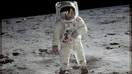 US-Astronaut Edwin Buzz Aldrin steht auf der Mondoberfläche. Rechts im Bild ist dabei ein Stück der Mondlandefähre Eagle zu sehen.