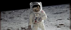 US-Astronaut Edwin Buzz Aldrin steht auf der Mondoberfläche. Rechts im Bild ist dabei ein Stück der Mondlandefähre Eagle zu sehen.