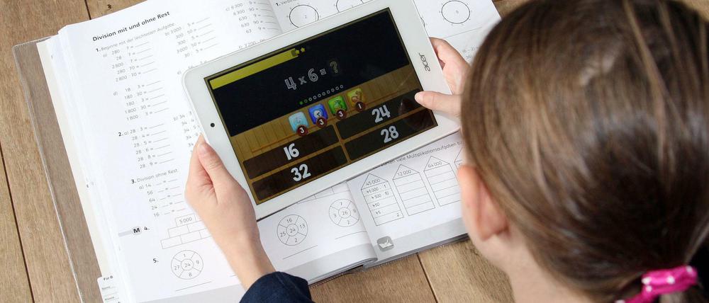 Eine Schülerin arbeitet zu Hause an ihrem Tablet mit einer Lern-App.