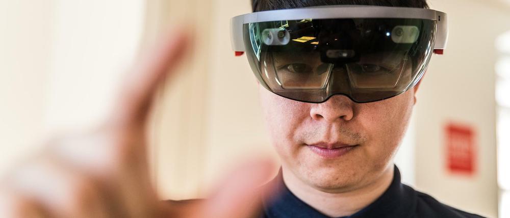 Ein Mann blickt durch eine Virtual-Reality-Brille.