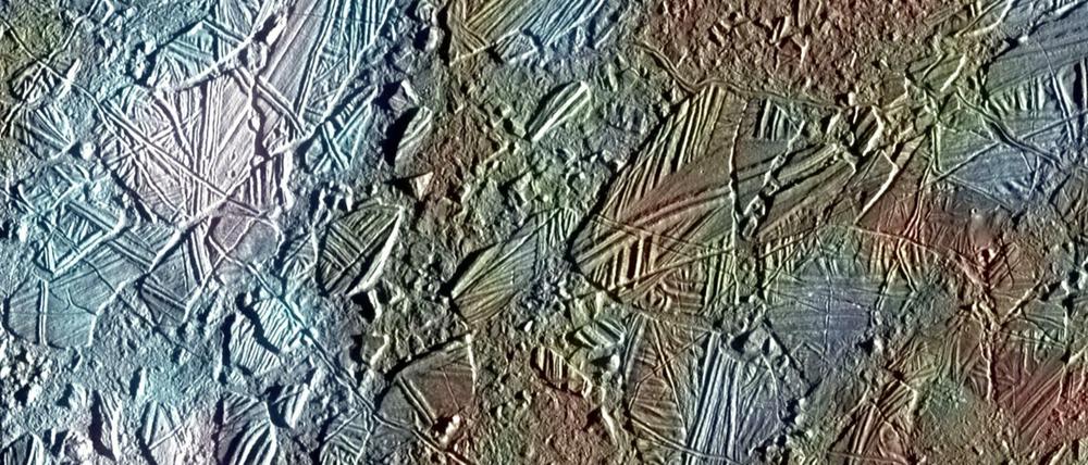 Zutat für Leben? Eisschollen und Platten auf dem Ozean des Jupitermonds Europa, in dem Forscher jetzt mithilfe des Weltraumteleskops Hubble Hinweise auf Kochsalz gefunden haben. 