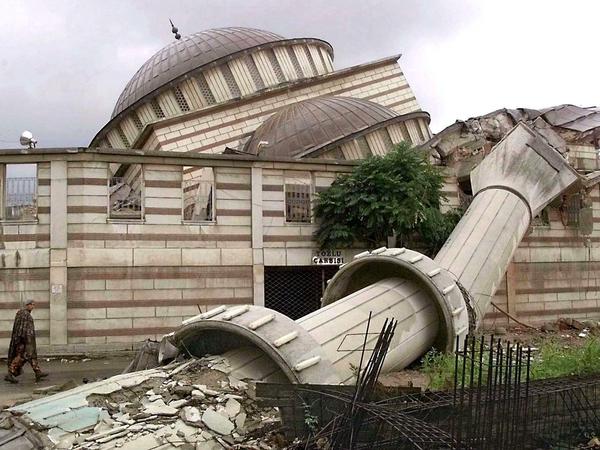 Eine vom Erdbeben zerstörte Moschee in der türkischen Region Sakarya 1999. 
