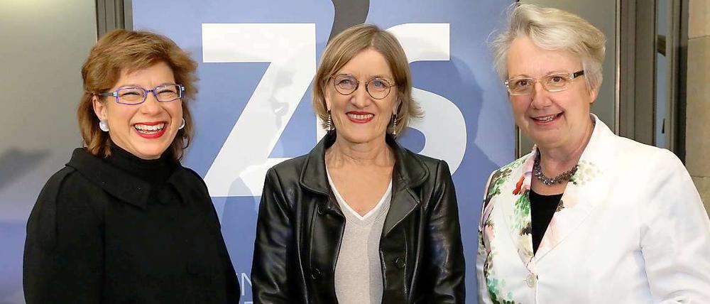 Die akademische Leiterin des Zentrums, Christina von Braun (Mitte), mit Ministerin Schavan (re.) und Festrednerin Susannah Heschel.