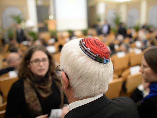 Der bundesweit erste Universitätsstudiengang für Jüdische Theologie an einer öffentlichen Hochschule wurde im Jahr 2013 an der School of Jewish Theology an der Universität Potsdam eröffnet.