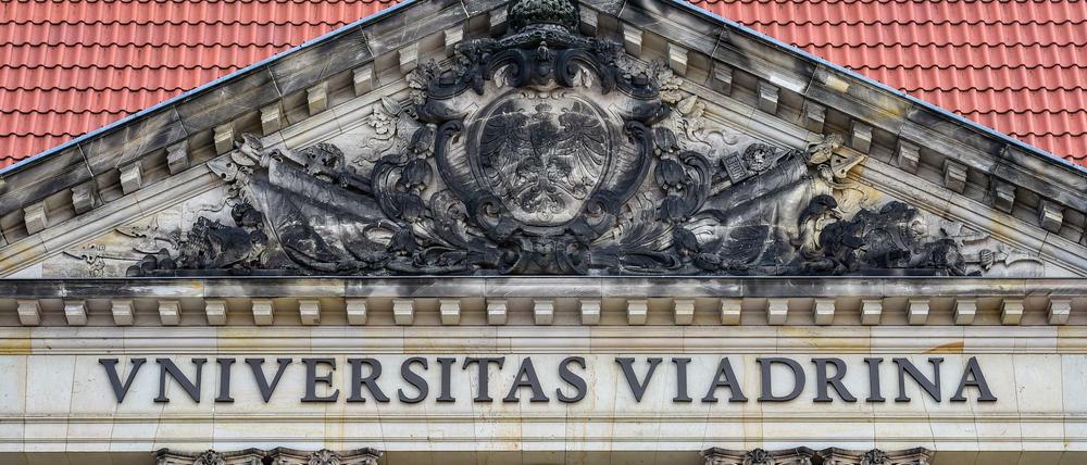 Das Portal des historischen Hauptgebäudes der Universität Viadrina.