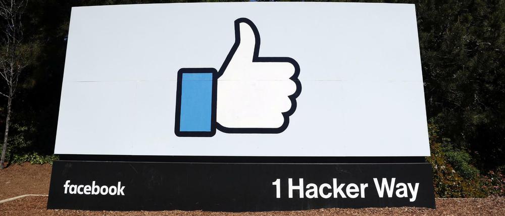 Das "Gefällt mir"-Logo von Facebook vor der Firmenzentrale in Menlo Park in Kalifornien. 