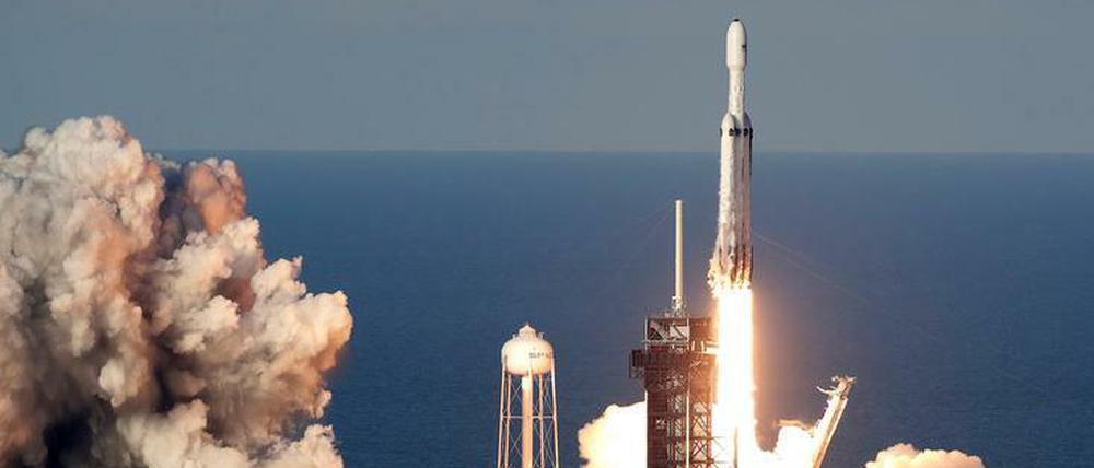 Runter kommen sie nicht immer. Die Booster-Raketen und die erste Stufe der Falcon Heavy allerdings schon. Alles klappte beim ersten kommerziellen Start am Donnerstag (Bild vom Start in Cape Canaveral).