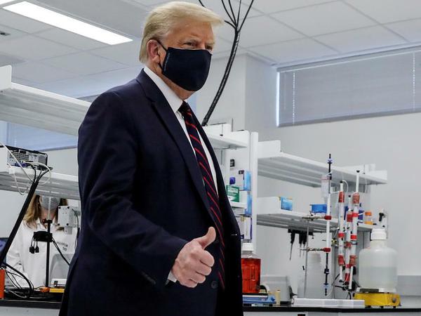 US-Präsident Donald Trump besucht ein Labor in Morrrisville in North Carolina.