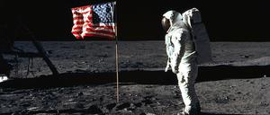 Am 20. Juli 1969 posiert Edwin E. Aldrin, Jr., neben einer US-Flagge während der Apollo-11-Mission.